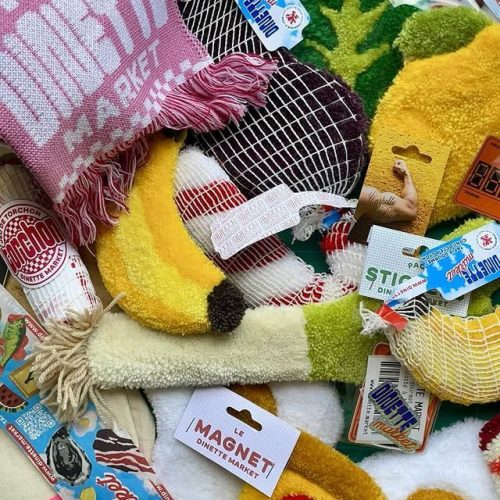 Photographie de différents article du créateur de la marque dinette market