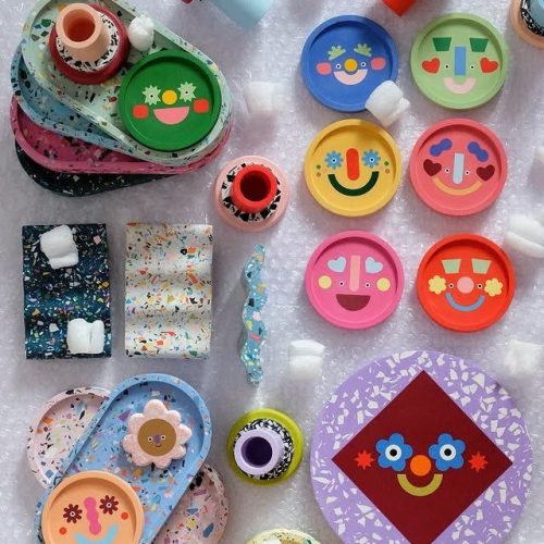 Mise en scène des objets en plastique recyclés de la créatrice de la marque HA OH