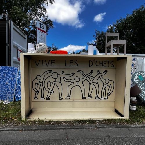 Dessin street art de l'artiste le D réalisé à l'intérieur d'une meuble abandonné sur le trottoir