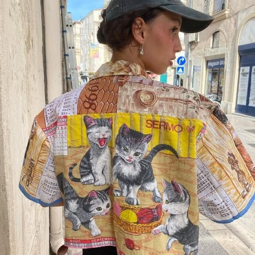 Jeune femme de dos portant une chemise fabriqué dans un ancien torchon de cuisine calendrier