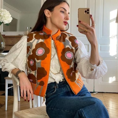 L'influenceuse couture et upcycling Marie graux se prenant en photo avec une de ses créations.