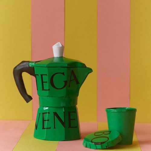 Réalisation en papier recyclé d'une cafetière italienne par l'artiste Martina Angus